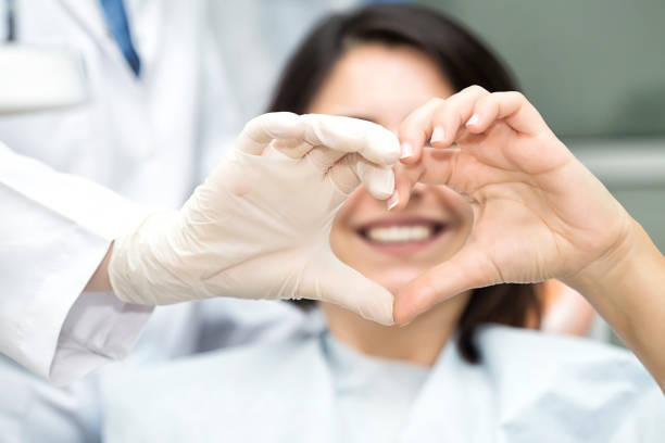 forme de coeur avec médecin - équipement dentaire photos et images de collection