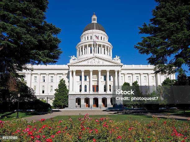 Edifício Capitólio Do Estado Da Califórnia - Fotografias de stock e mais imagens de Capitólio do Estado da Califórnia - Capitólio do Estado da Califórnia, Ao Ar Livre, Bandeira