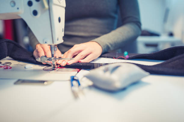 femmes travaillant ensemble - machine sewing white sewing item photos et images de collection