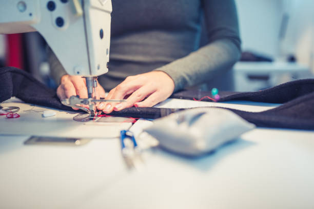 함께 일 하는 여자 - textile sewing women part of 뉴스 사진 이미지