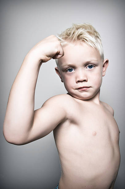 mostrar de - macho little boys flexing muscles human muscle fotografías e imágenes de stock