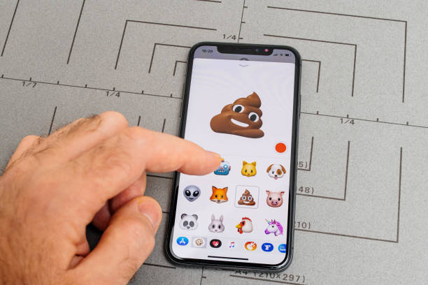 うんちくそ新しい iphone から笑顔の animoji 男の選択 - retina display ストックフォトと画像