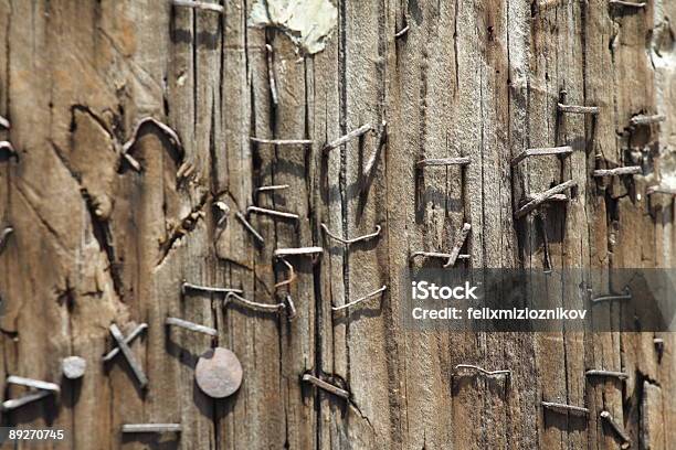 Foto de Staples Em Um Poste e mais fotos de stock de Amontoamento - Amontoamento, Antigo, Arruinado