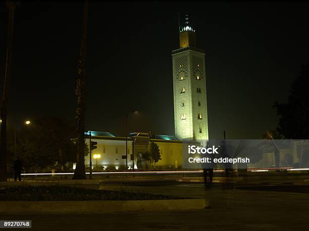 Mesquita De À Noite W Pessoas Borrão De Tráfego - Fotografias de stock e mais imagens de Alto - Altura Humana - Alto - Altura Humana, Alto - Descrição Física, Andar