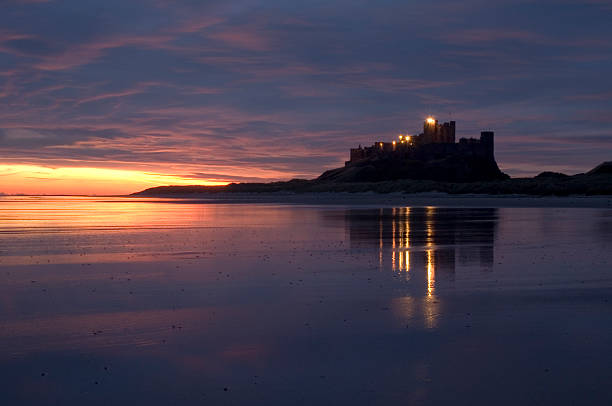 castello di bamburgh - bamburgh foto e immagini stock