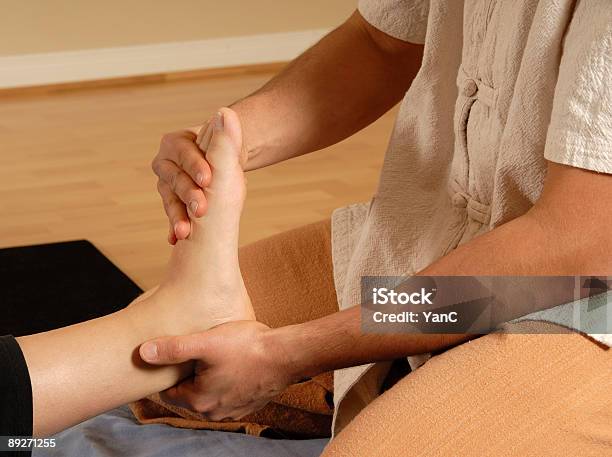 Foot Massage Stockfoto und mehr Bilder von Berühren - Berühren, Dehnen, Farbbild