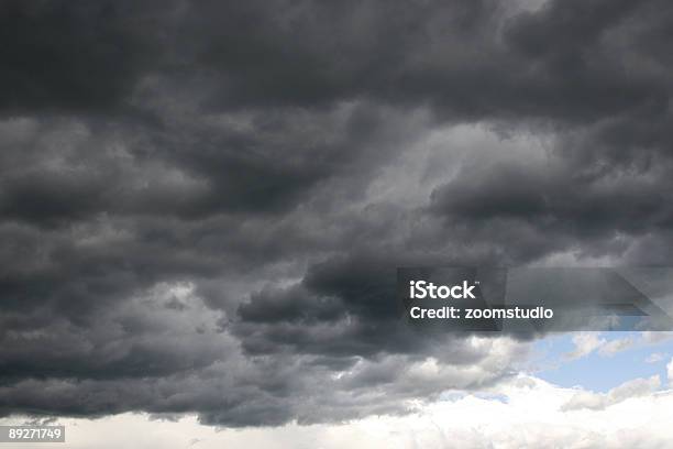 Cielo Drammatico Stormy - Fotografie stock e altre immagini di Ambiente - Ambiente, Autunno, Cadere