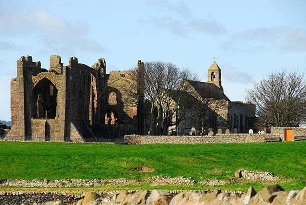 линдисфарн монастырь - lindisfarne стоковые фото и изображения