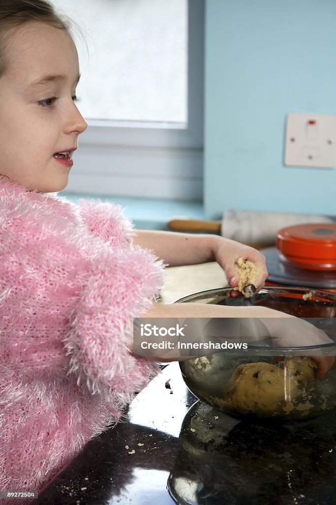 Aider en cuisine - Photo de 6-7 ans libre de droits