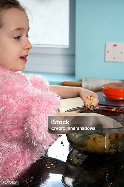 Aiutare In Cucina - Fotografie stock e altre immagini di 6-7 anni - 6-7 anni, Ambientazione interna, Bambine femmine