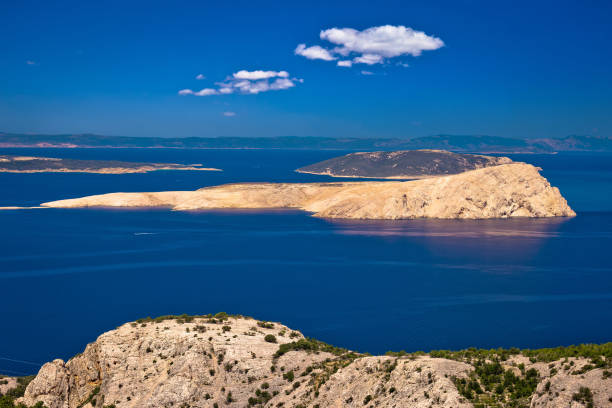 île de goli otok dans canal velebit en croatie, ancienne prison de l’yougoslavie communiste (naked island) - island prison photos et images de collection