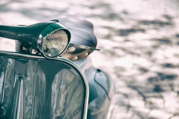 vintage film styl reflektor motocyklowy. zbliżenie do elegancko zaprojektowanego zabytkowego skutera zaparkowanego na ulicy - retro revival fashion elegance style zdjęcia i obrazy z banku zdjęć