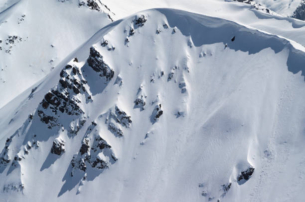 冬寒い日山中で雪庇 - overhanging ストックフォトと画像