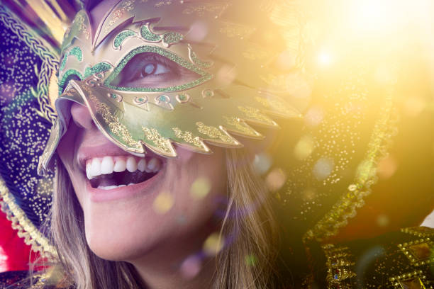 donna brasiliana che indossa un costume da carnevale - carnival mask women party foto e immagini stock