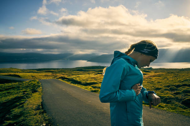 suivre sa progression  - nordic running photos et images de collection