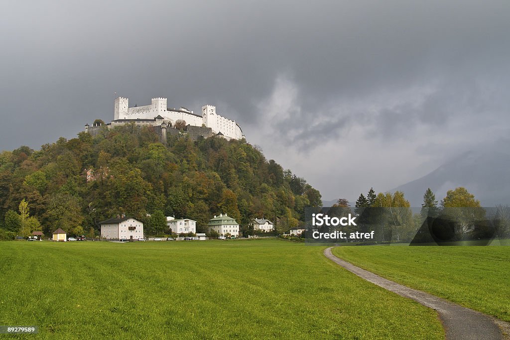 Road zum castle - Lizenzfrei Alpen Stock-Foto