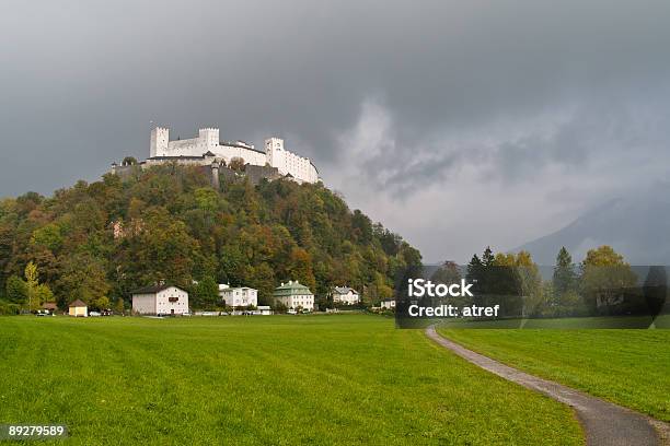 Road Zum Castle Stockfoto und mehr Bilder von Alpen - Alpen, Alt, Anhöhe