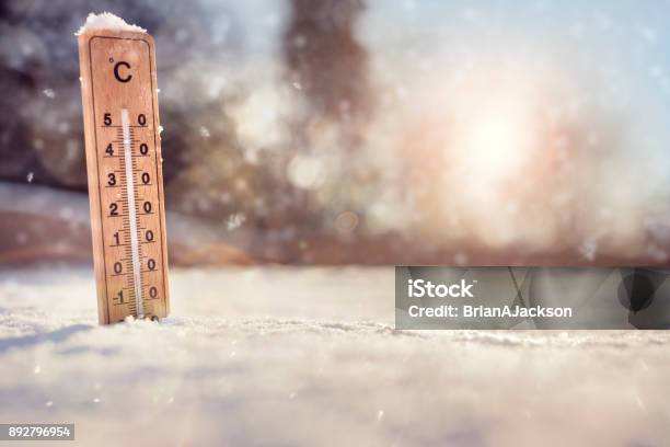 Termómetro En La Nieve Foto de stock y más banco de imágenes de Frío - Frío, Termómetro, Tiempo atmosférico