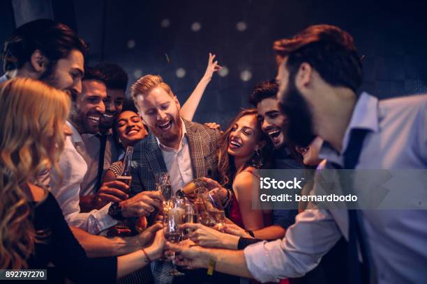 Foto de Encher O Champanhe e mais fotos de stock de Festa - Festa, Cerveja, Bem vestido