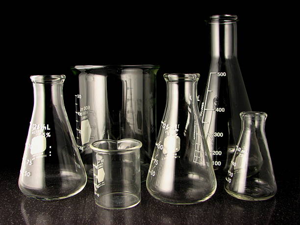 erlenmeyer flasks и beakers - pyrex стоковые фото и изображения