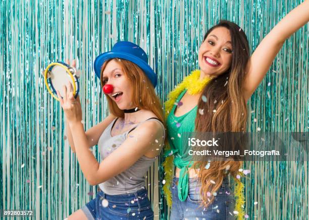 Dos Amigos Una Caucásica Y El Otro Asiático Vestido Para Carnaval Mujer Caucásica Toca Pandereta N Foto de stock y más banco de imágenes de Carnaval - Evento de celebración