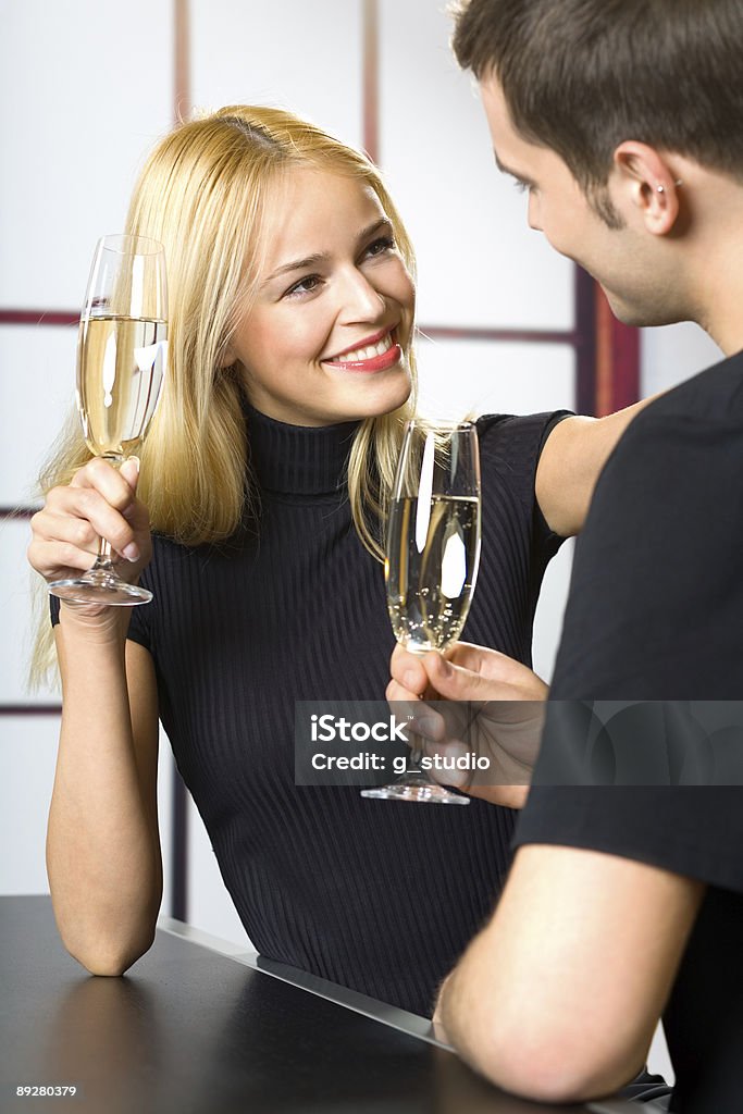 魅力的な笑顔若い幸せなカップルのお客様には、お祝いのシャンペン、屋内 - 2人のロイヤリティフリーストックフォト