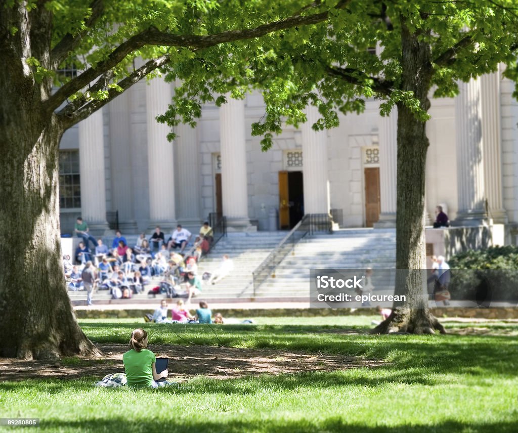 Studente rilassante nel Campus - Foto stock royalty-free di Città universitaria