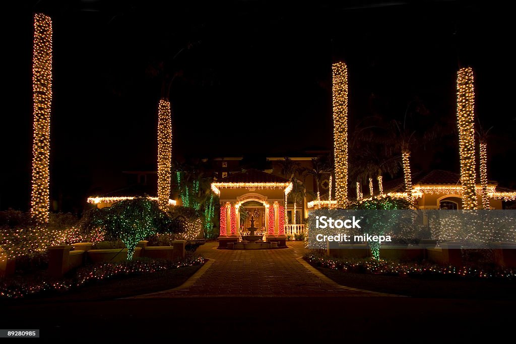 Pięknie urządzony Dom z Boże Narodzenie światła - Zbiór zdjęć royalty-free (Oświetlenie bożonarodzeniowe)