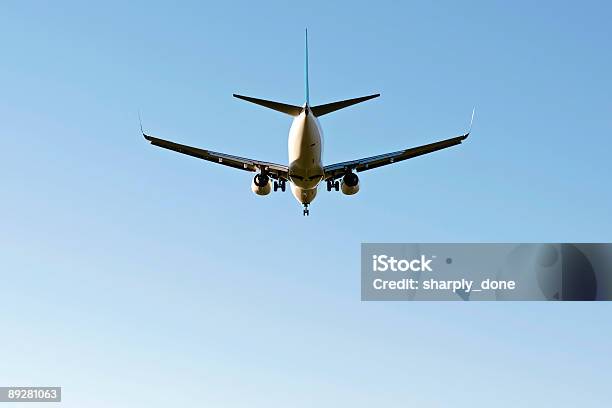 Aereo Jet Atterrando In Cielo Sereno - Fotografie stock e altre immagini di A mezz'aria - A mezz'aria, Aereo di linea, Aereo-cargo