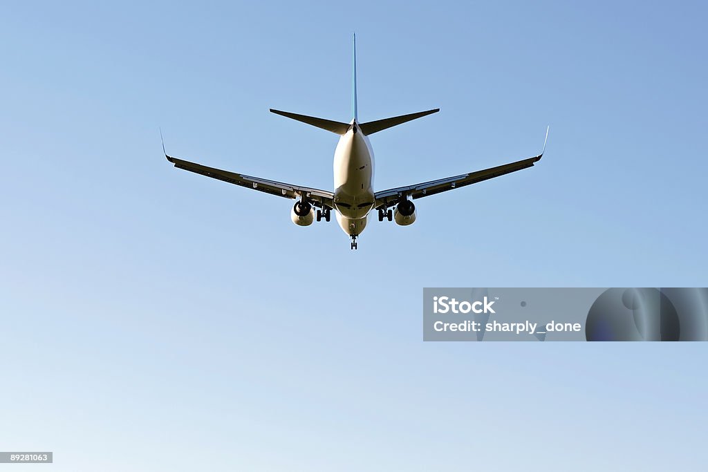 Реактивный Самолет идет на посадку в Ясное небо - Стоковые фото Авиакосмическая промышленность роялти-фри