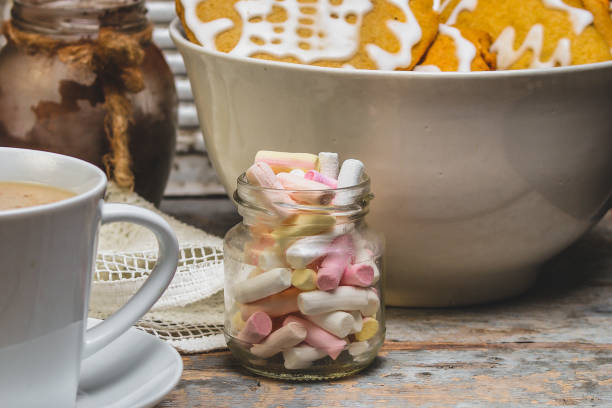 marshmallow - um deleite colorido em um jarro sobre uma superfície de madeira - unhealthy eating copy space marshmallow softness - fotografias e filmes do acervo