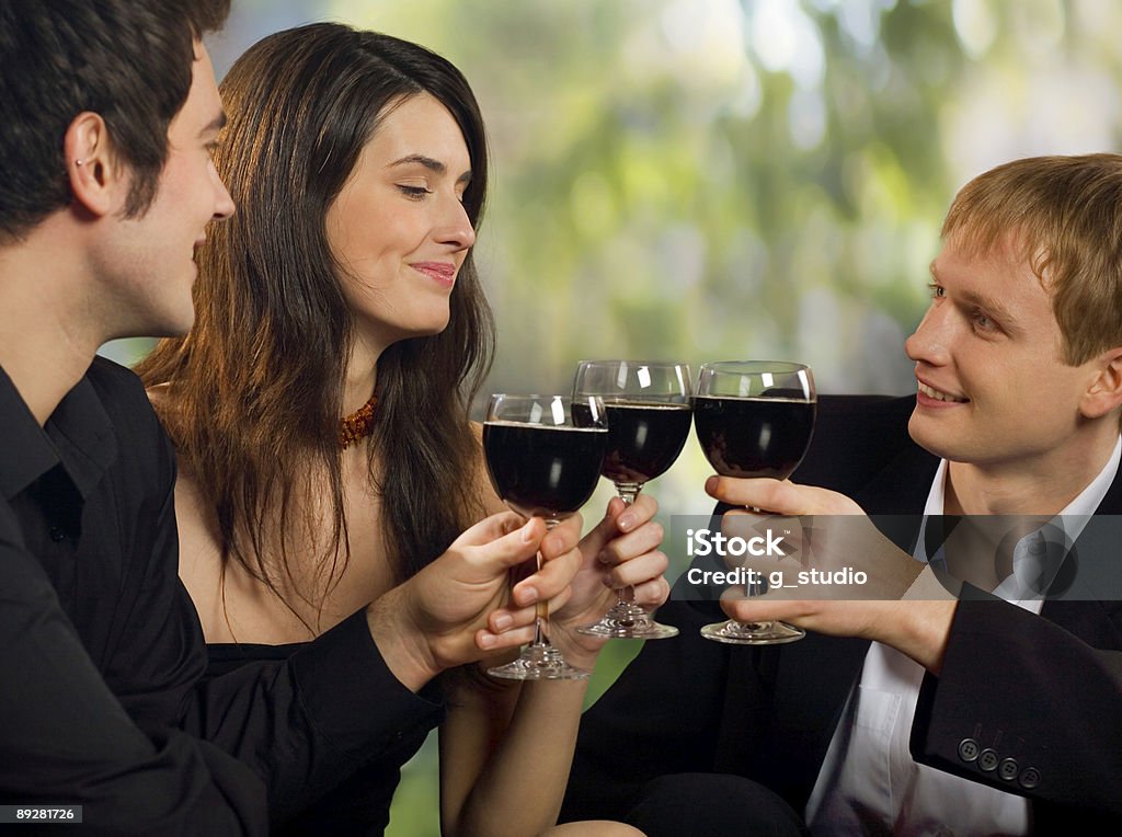 Duas jovens felizes sorrindo homens com mulher flertando por - Foto de stock de Adulto royalty-free