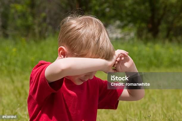 남자아이 숨겨져 있는 햇빛 나무에 대한 스톡 사진 및 기타 이미지 - 나무, 낮, 녹색