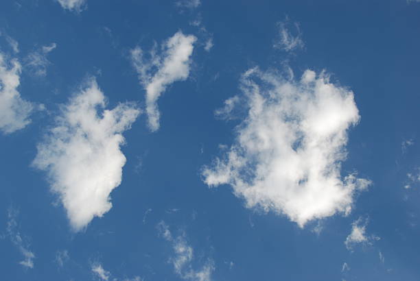 Cielo blu e nuvole sfondo bianco - foto stock
