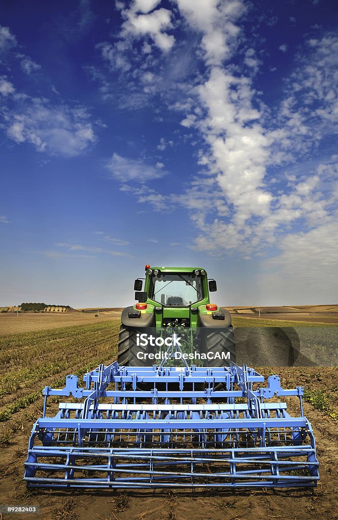 Tractor-современное оборудование в области сельского хозяйства - Стоковые фото Без людей роялти-фри