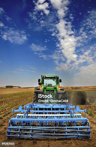 Tractorсовременное Оборудование В Области Сельского Хозяйства — стоковые фотографии и другие картинки Без людей