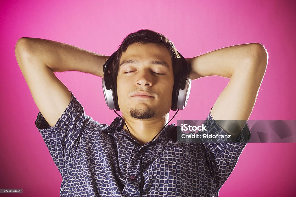Niño escuchando música relajada - Foto de stock de Cerrado libre de derechos