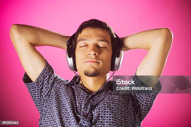 Niño Escuchando Música Relajada Foto de stock y más banco de imágenes de Cerrado - Cerrado, Hombres, 20 a 29 años