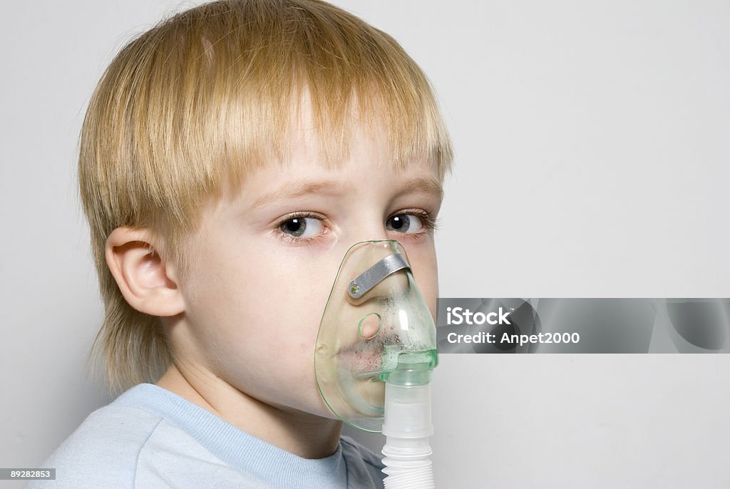 Der junge mit einer Maske auf Gesicht - Lizenzfrei Asthmatisch Stock-Foto