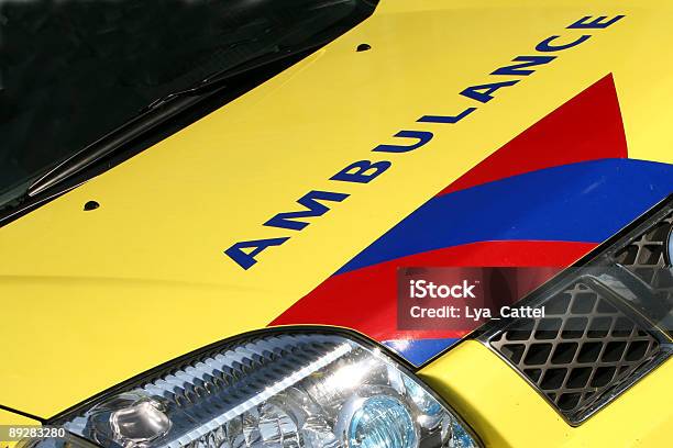 Ambulância 1 - Fotografias de stock e mais imagens de Amarelo - Amarelo, Ambulância, Azul