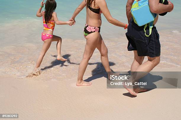 Photo libre de droit de Famille Sur La Plage banque d'images et plus d'images libres de droit de Adulte - Adulte, Amour, Bikini