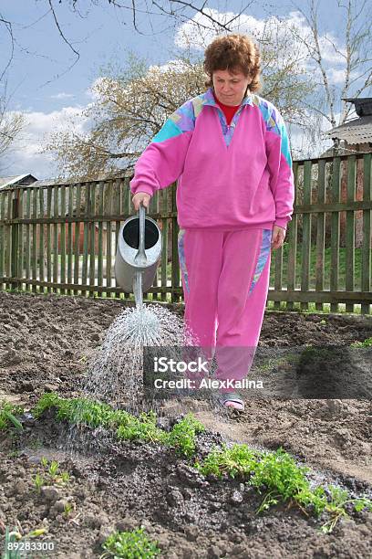 Photo libre de droit de Femme Eau Les Plantes banque d'images et plus d'images libres de droit de Adulte - Adulte, Agriculteur, Agriculture