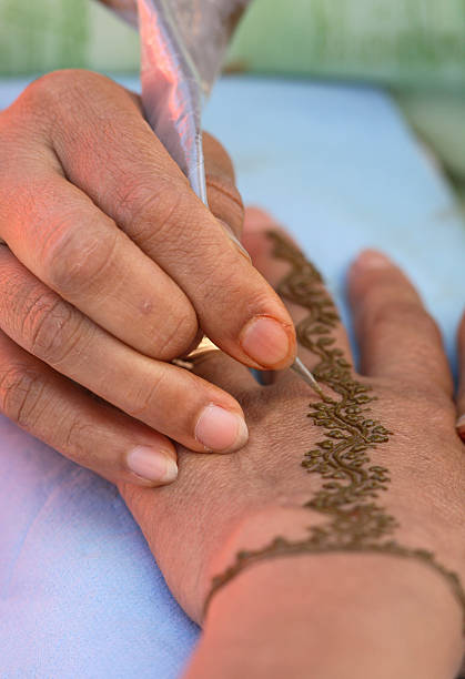 création de henné tatouage temporaire - wedding indian culture pakistan henna tattoo photos et images de collection