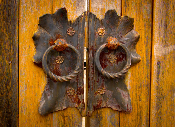 poignée-heurtoir de porte sur la porte en bois ancienne - doorstep door knocker door england photos et images de collection