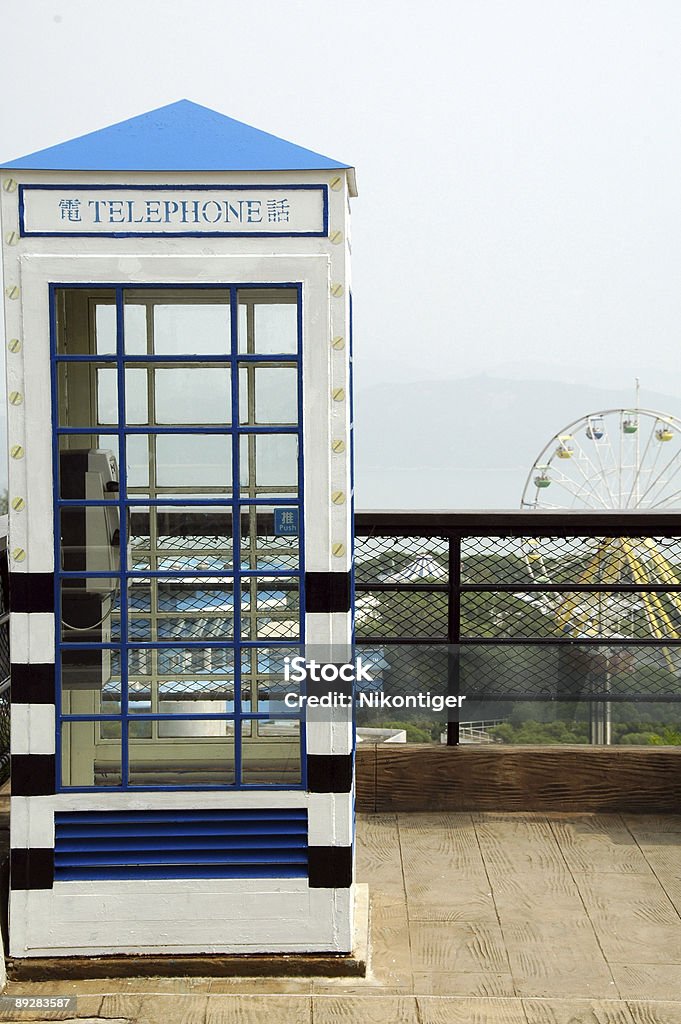 Cabina telefonica in un parco - Foto stock royalty-free di Cabina telefonica