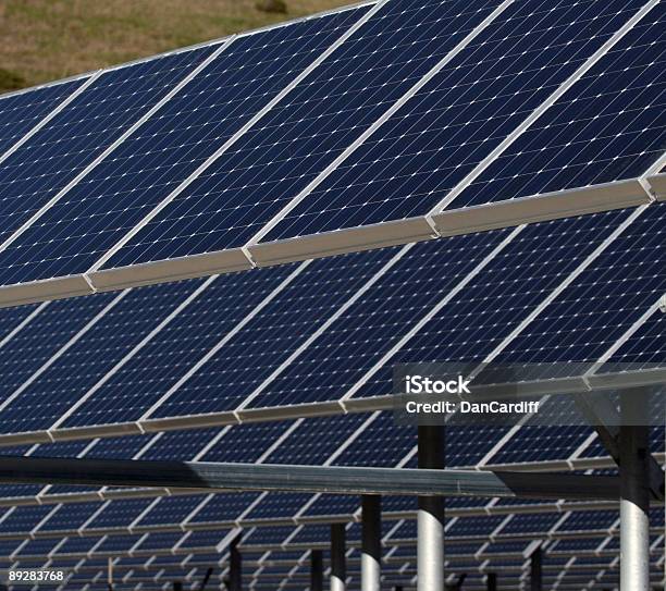 Pannelli Solari - Fotografie stock e altre immagini di Impianto di energia solare - Impianto di energia solare, Abbracciare gli alberi, Ambiente