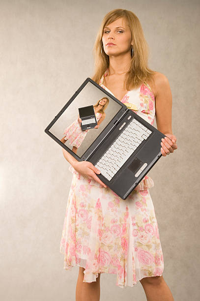 Modelo con una computadora portátil - foto de stock