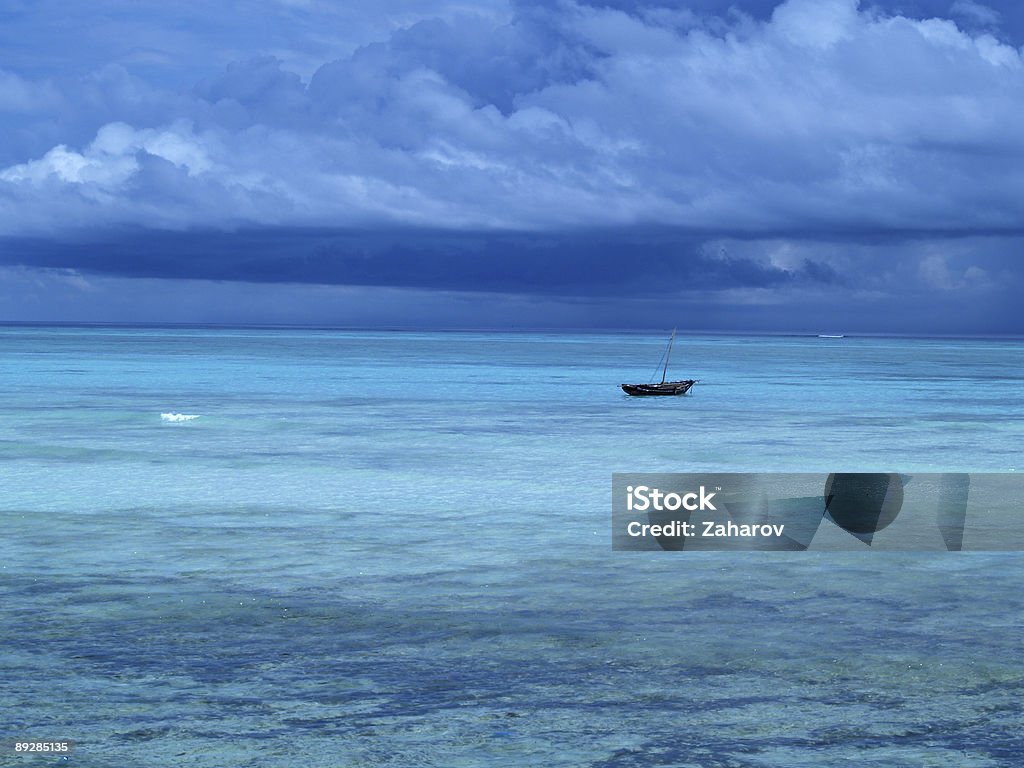 Einsam Segelboot nahe am Meer - Lizenzfrei Abgeschiedenheit Stock-Foto