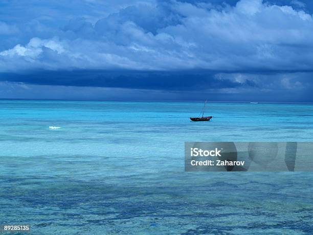 Einsam Segelboot Nahe Am Meer Stockfoto und mehr Bilder von Abgeschiedenheit - Abgeschiedenheit, Blau, Dramatischer Himmel