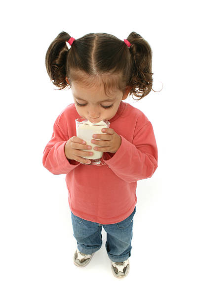 pequena menina beber leite - milk child drinking little girls imagens e fotografias de stock